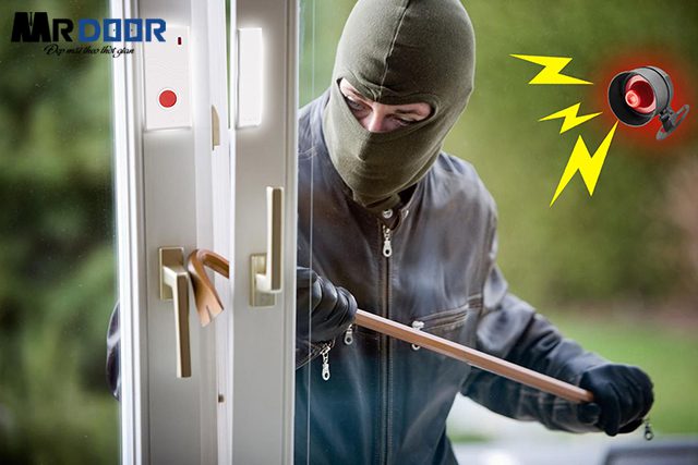 Bạn có thể lắp khóa báo trộm để nâng cao tính an toàn cho ngôi nhà của mình